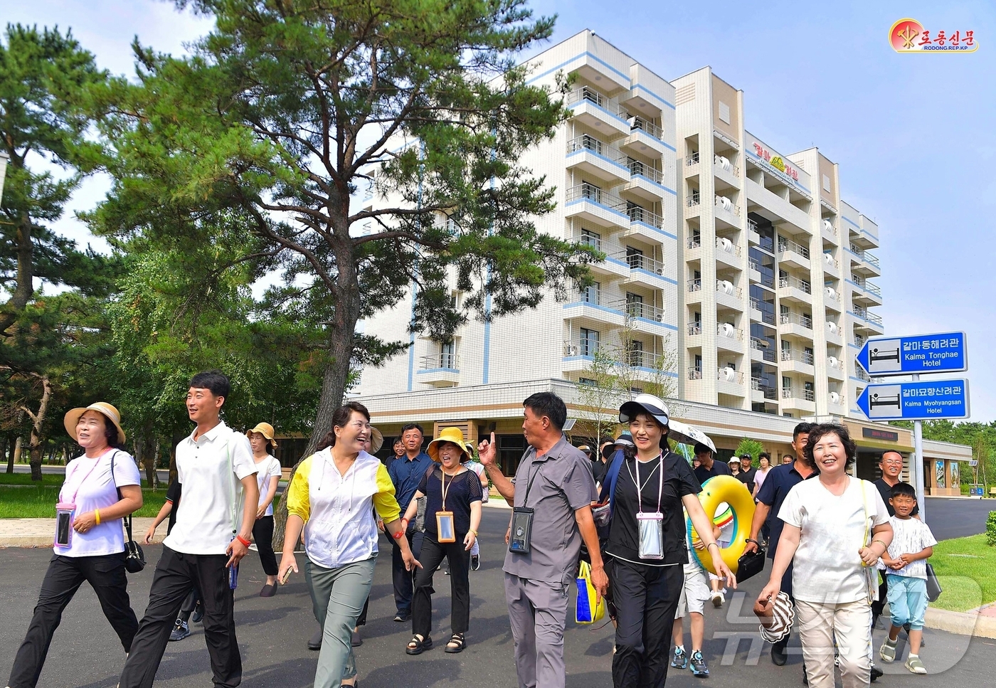 (평양 노동신문=뉴스1) = 북한 노동당 기관지 노동신문은 16일 원산 갈마해안관광지구를 찾은 주민들을 조명하며 이들의 반응을 보도했다. 이들은 "최상의 문명을 맛보았다"며 "우리 …