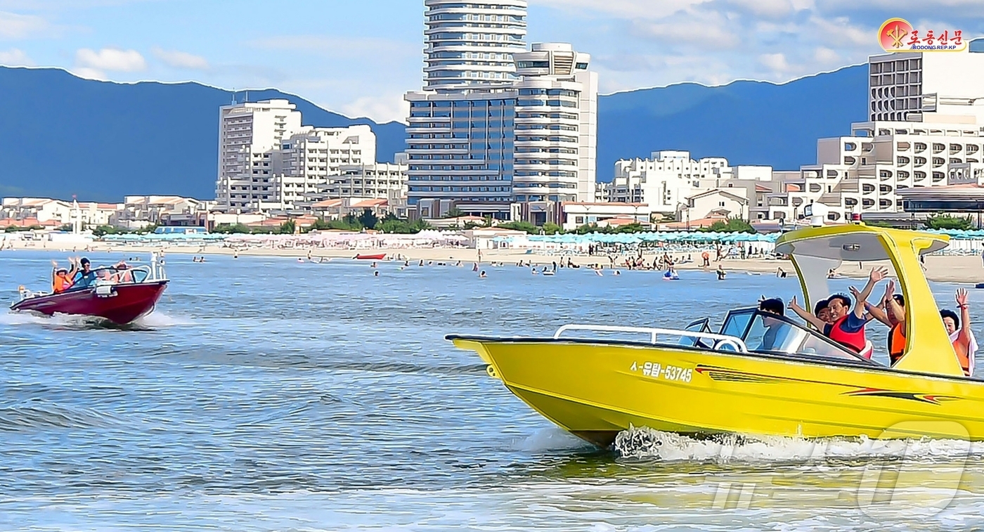 (평양 노동신문=뉴스1) = 북한 노동당 기관지 노동신문은 16일 원산 갈마해안관광지구를 찾은 주민들을 조명하며 이들의 반응을 보도했다. 이들은 "최상의 문명을 맛보았다"며 "우리 …