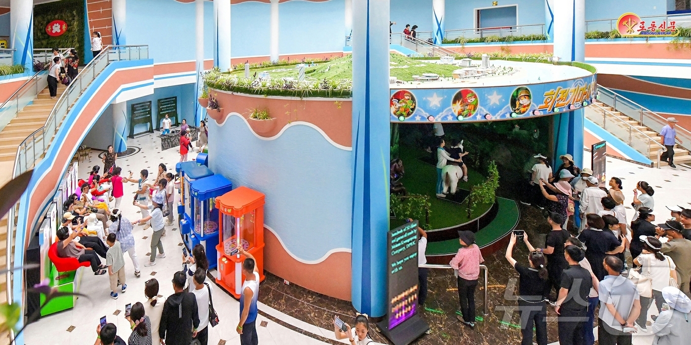 (평양 노동신문=뉴스1) = 북한 노동당 기관지 노동신문은 16일 원산 갈마해안관광지구를 찾은 주민들을 조명하며 이들의 반응을 보도했다. 이들은 "최상의 문명을 맛보았다"며 "우리 …