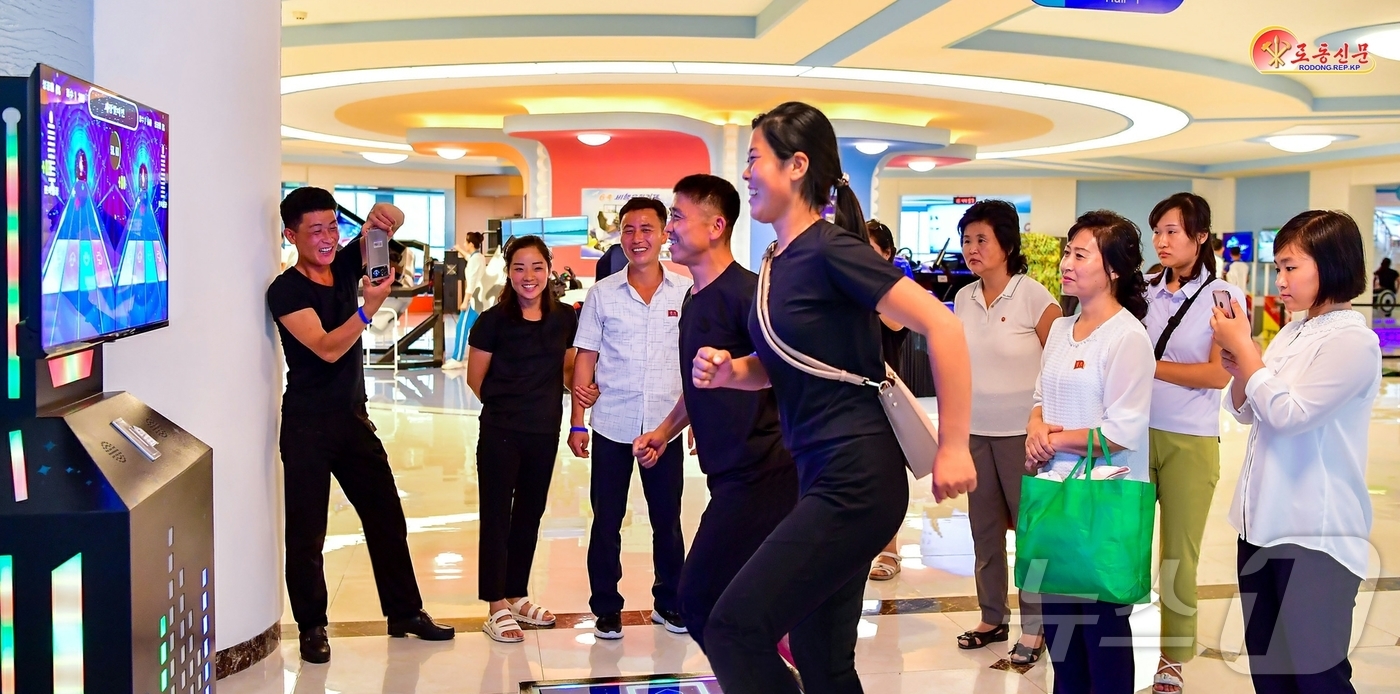 (평양 노동신문=뉴스1) = 북한 노동당 기관지 노동신문은 16일 원산 갈마해안관광지구를 찾은 주민들을 조명하며 이들의 반응을 보도했다. 이들은 "최상의 문명을 맛보았다"며 "우리 …