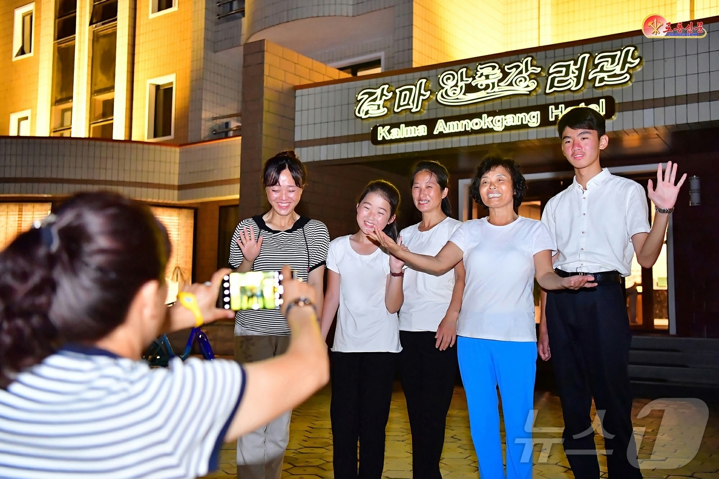 (평양 노동신문=뉴스1) = 북한 노동당 기관지 노동신문은 16일 원산 갈마해안관광지구를 찾은 주민들을 조명하며 이들의 반응을 보도했다. 이들은 "최상의 문명을 맛보았다"며 "우리 …