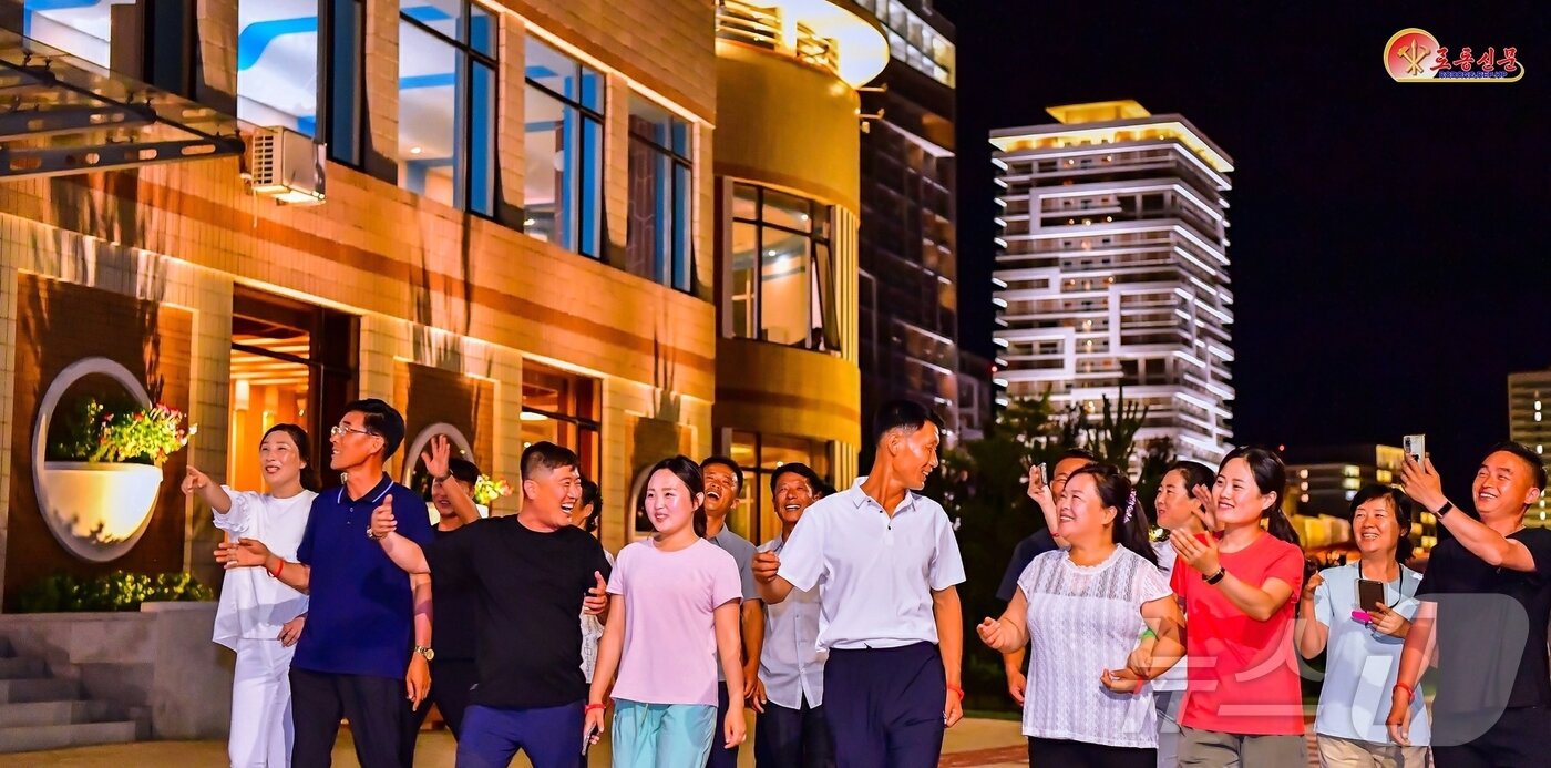 본문 이미지 - &#40;평양 노동신문=뉴스1&#41; = 북한 노동당 기관지 노동신문은 16일 원산 갈마해안관광지구를 찾은 주민들을 조명하며 이들의 반응을 보도했다. 이들은 &#34;최상의 문명을 맛보았다＂며 ＂우리의 생활에 더 좋은 내일이 어떻게 다가서고 있는지를 온몸으로 체감했다＂고 신문은 전했다. [국내에서만 사용가능. 재배포 금지. DB 금지. For Use Only in the Republic of Korea. Redistribution Prohibited] rodongphoto@news1.kr