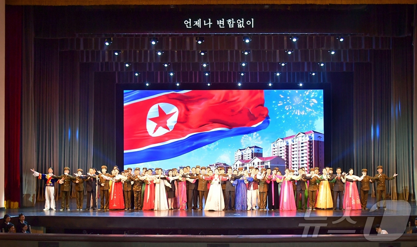 (평양 노동신문=뉴스1) = 북한 노동당 기관지 노동신문은 16일 "평안북도예술단이 창작·창조한 음악무용실화 이야기 '우리 아버지'가 평양대극장에서 14일부터 진행되고 있다"고 보 …