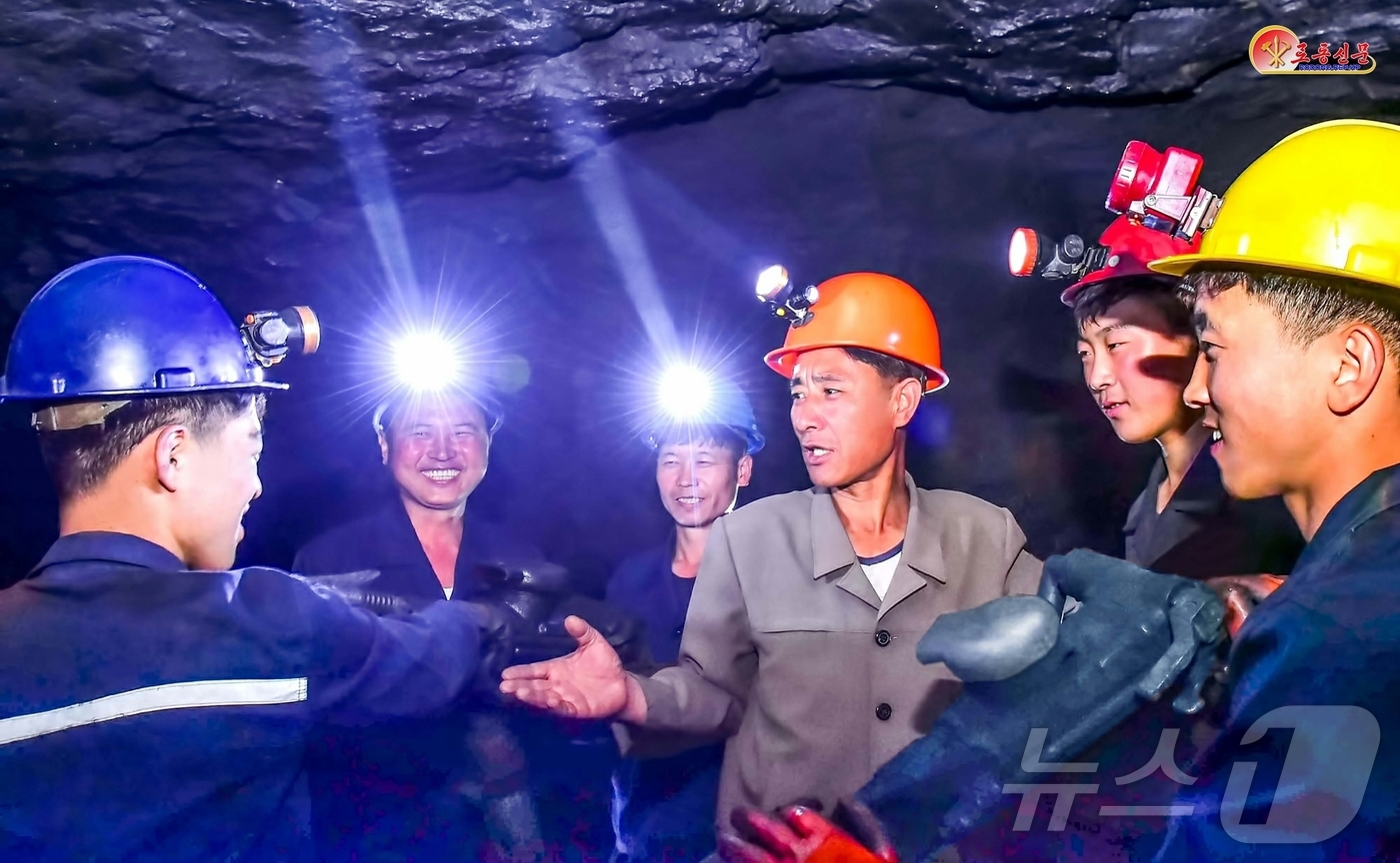 (평양 노동신문=뉴스1) = 북한 노동당 기관지 노동신문은 16일 득장청년탄광 일꾼(간부)이 "뜻깊은 올해의 투쟁에서 영예로운 승리자, 혁신의 창조자가 되자는 화선식 정치사업은 탄 …