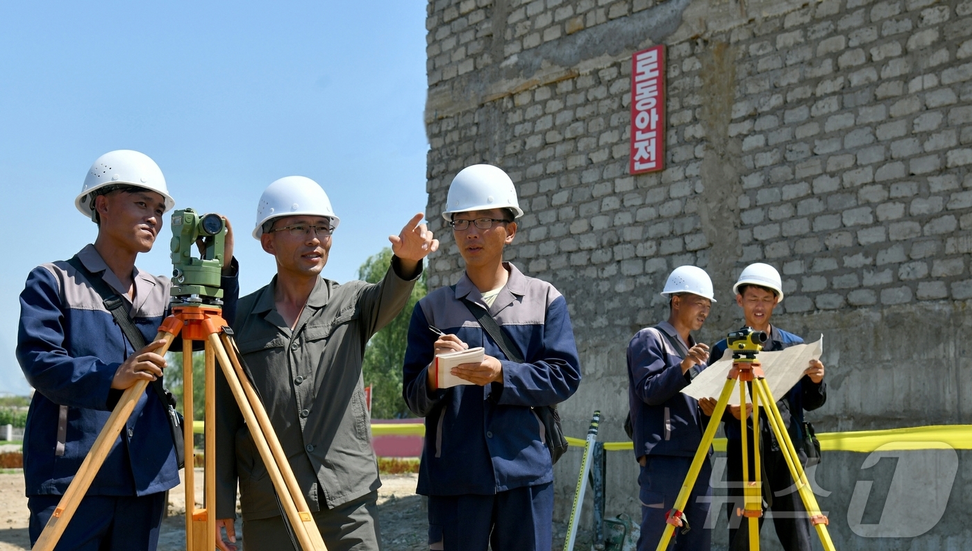 (평양 노동신문=뉴스1) = 북한 노동당 기관지 노동신문은 16일 "우리 당의 웅대한 사회주의 농촌건설 구상을 받들고 온 나라 농촌을 일하기도 좋고 살기도 좋은 이상촌으로 변모시키 …