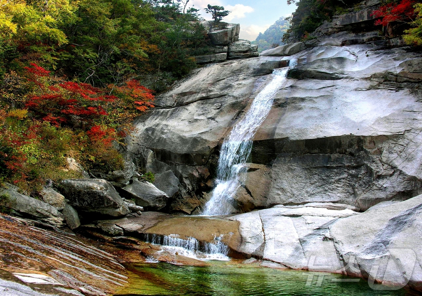 (평양 노동신문=뉴스1) = 북한 노동당 기관지 노동신문은 16일 "우리나라 명산 금강산이 세계문화 및 자연유산으로 등록됐다"면서 "당의 주체적인 문화유산보호정책의 정당성과 생활력 …