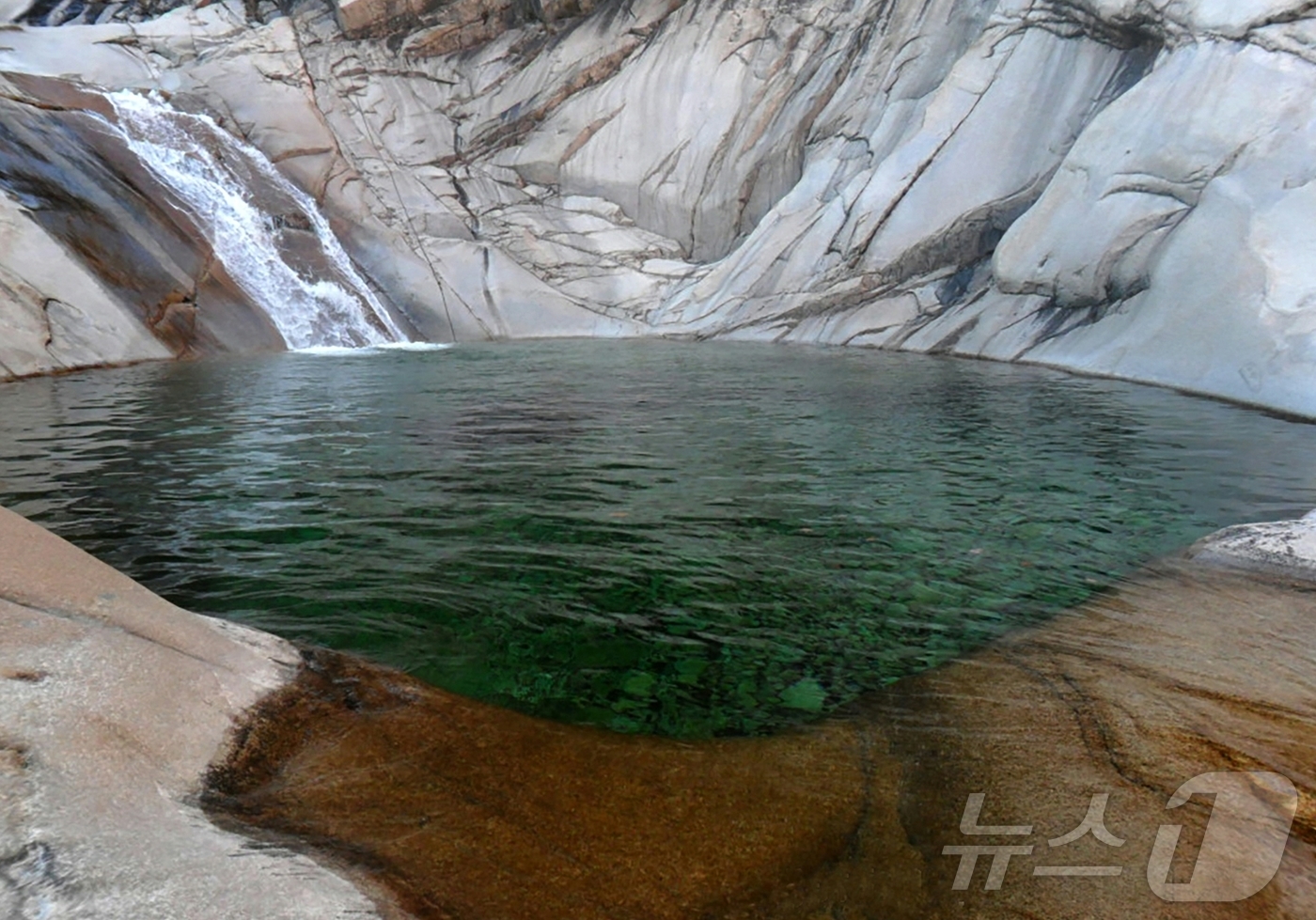 (평양 노동신문=뉴스1) = 북한 노동당 기관지 노동신문은 16일 "우리나라 명산 금강산이 세계문화 및 자연유산으로 등록됐다"면서 "당의 주체적인 문화유산보호정책의 정당성과 생활력 …