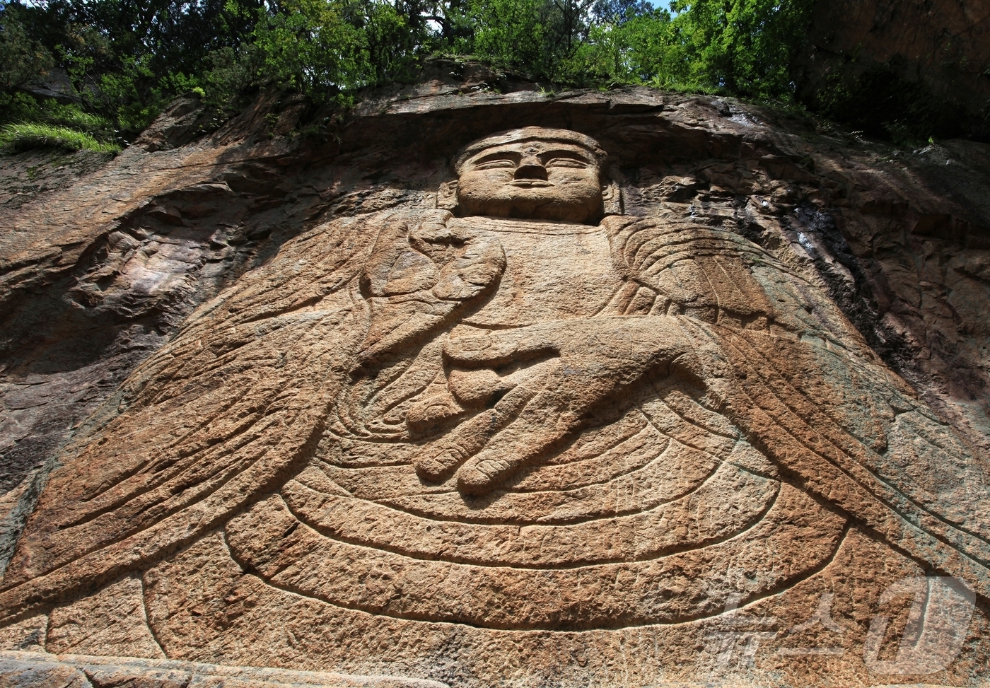 (평양 노동신문=뉴스1) = 북한 노동당 기관지 노동신문은 16일 "우리나라 명산 금강산이 세계문화 및 자연유산으로 등록됐다"면서 "당의 주체적인 문화유산보호정책의 정당성과 생활력 …