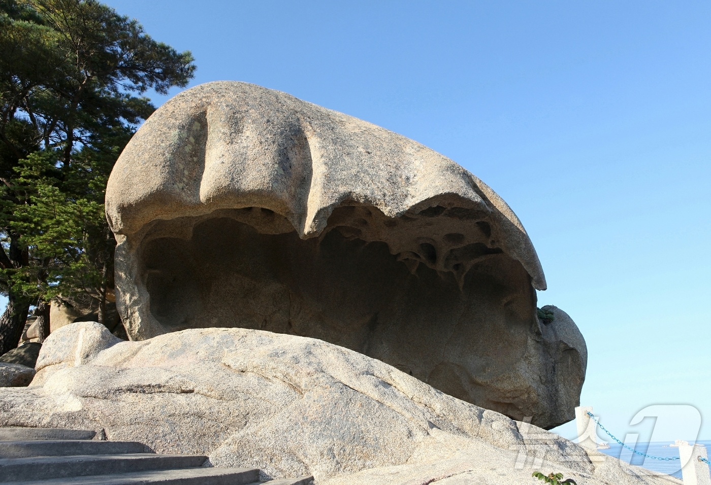 (평양 노동신문=뉴스1) = 북한 노동당 기관지 노동신문은 16일 "우리나라 명산 금강산이 세계문화 및 자연유산으로 등록됐다"면서 "당의 주체적인 문화유산보호정책의 정당성과 생활력 …
