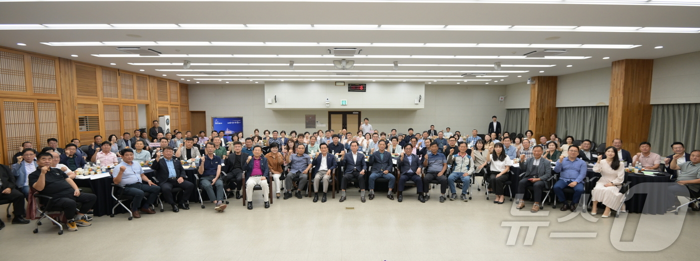 (논산=뉴스1) 이동원 기자 = 백성현 논산시장이 지난 15일 시청 3층 회의실에서 열린‘시민소통위원회 정책발굴회의’에 참석했다.백 시장과 도기정 시민소통위원회 위원장을 비롯한 8 …