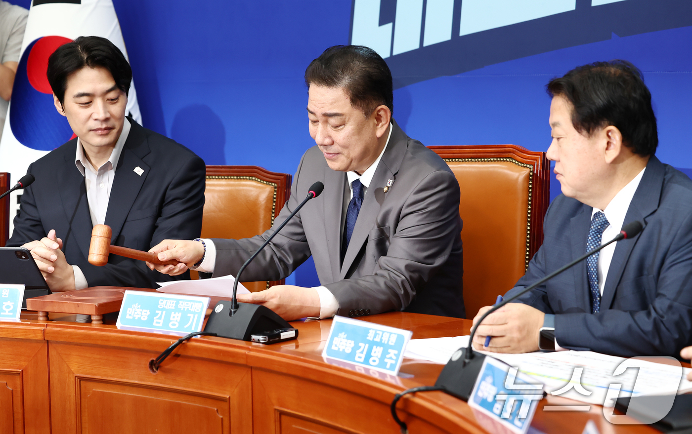 (서울=뉴스1) 김민지 기자 = 김병기 더불어민주당 당대표 직무대행 겸 원내대표가 16일 오전 서울 여의도 국회에서 열린 최고위원회의에서 의사봉을 두드리고 있다.왼쪽부터 한준호 최 …