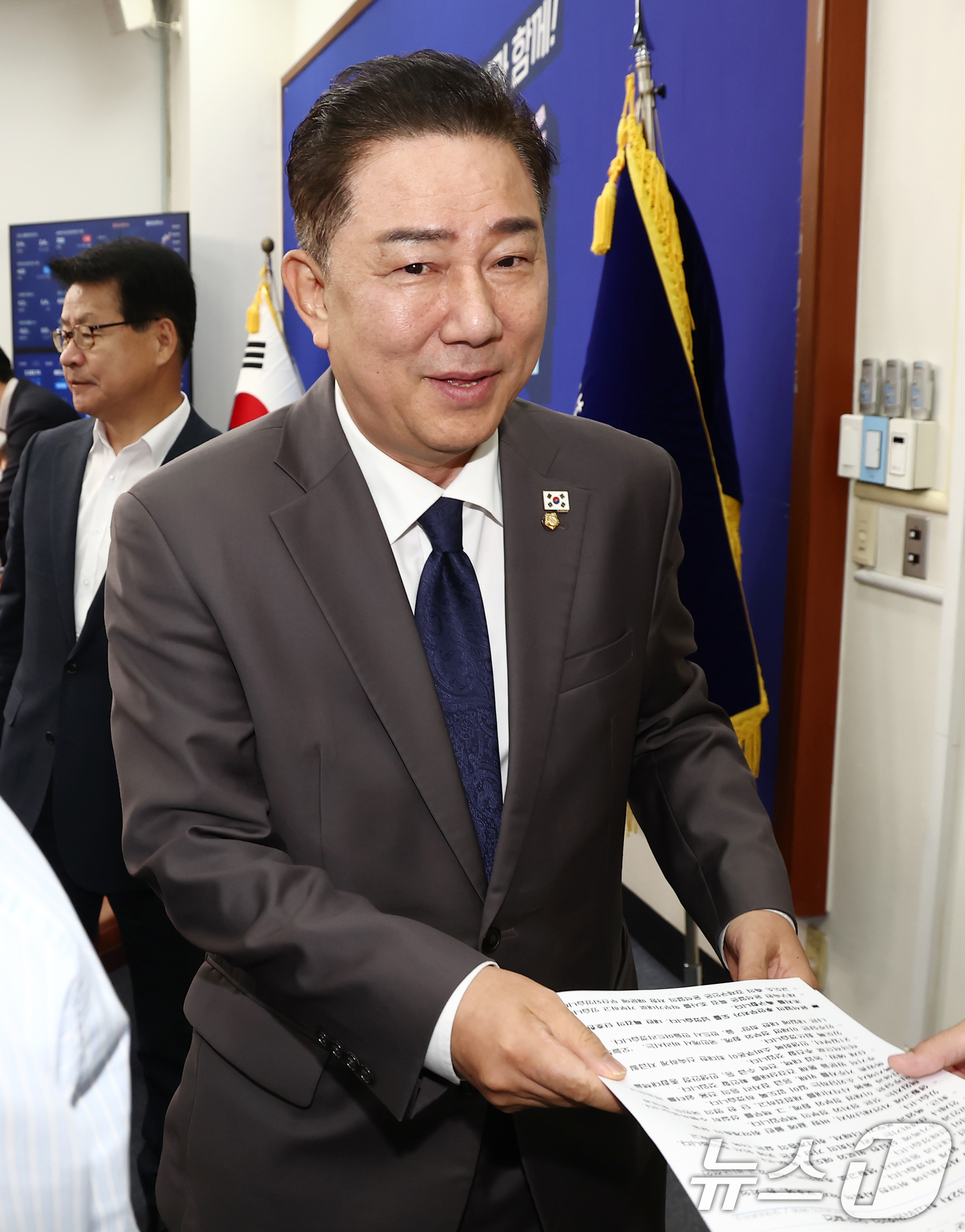 (서울=뉴스1) 김민지 기자 = 김병기 더불어민주당 당대표 직무대행 겸 원내대표가 16일 오전 서울 여의도 국회에서 열린 최고위원회의에서 모두 발언을 마치고 자리를 이석하고 있다. …