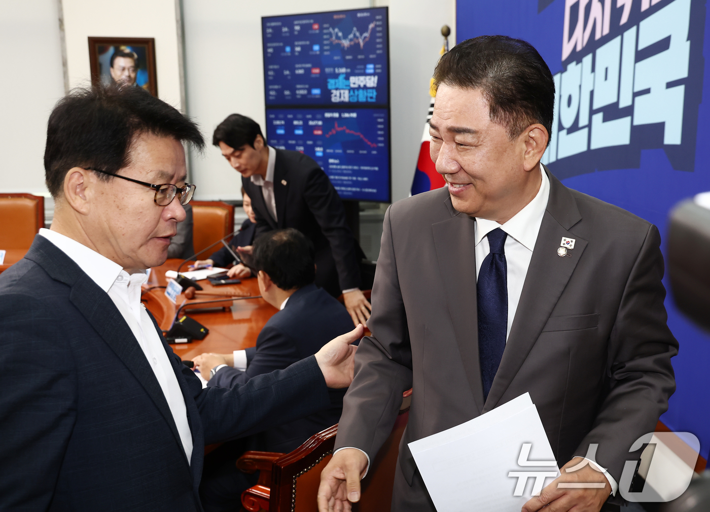 (서울=뉴스1) 김민지 기자 = 김병기 더불어민주당 당대표 직무대행 겸 원내대표가 16일 오전 서울 여의도 국회에서 열린 최고위원회의에서 모두 발언을 마치고 자리를 이석하고 있다. …