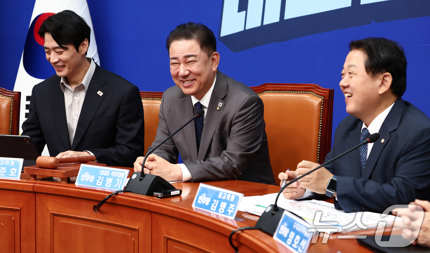(서울=뉴스1) 김민지 기자 = 김병기 더불어민주당 당대표 직무대행 겸 원내대표가 16일 오전 서울 여의도 국회에서 열린 최고위원회의에 앞서 김병주, 한준호 최고위원과 대화하며 미 …