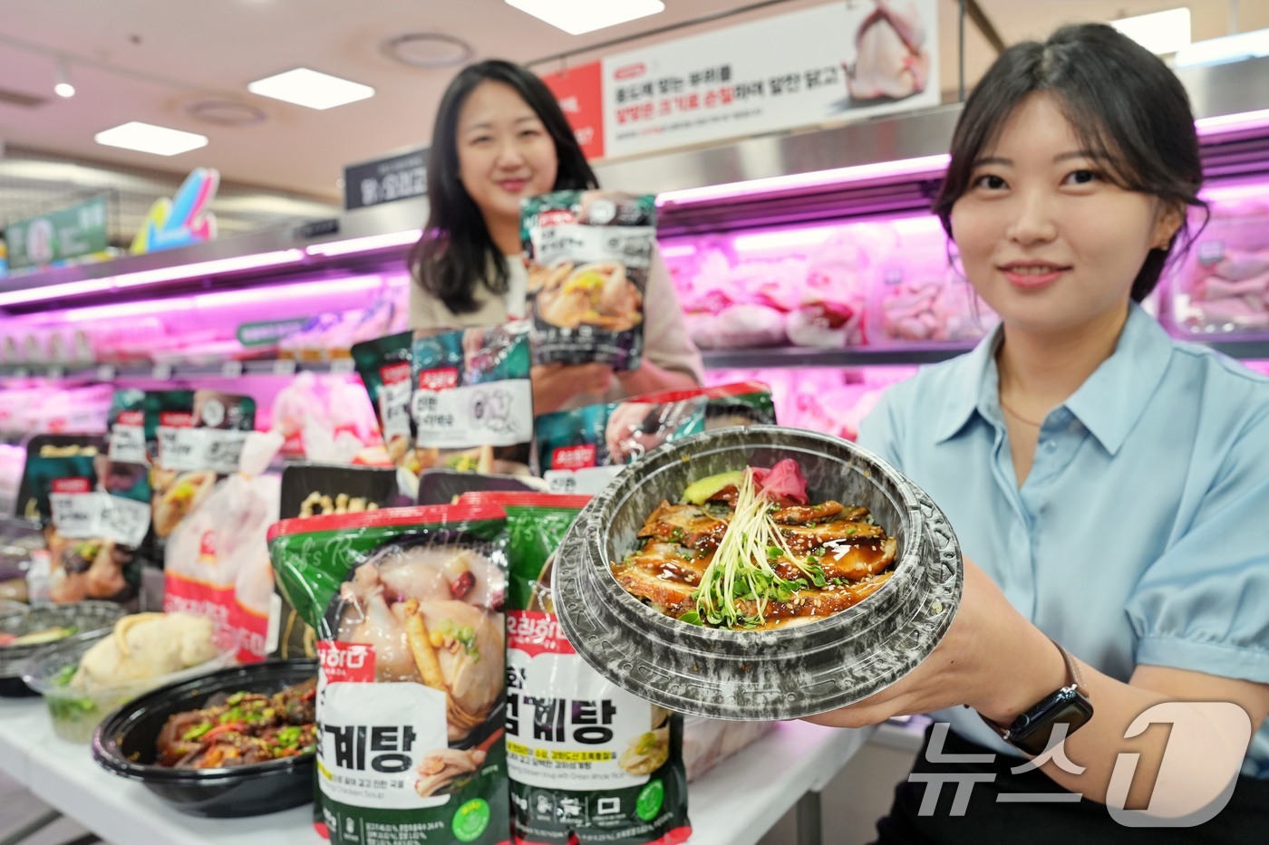 (서울=뉴스1) = 롯데마트는 초복을 맞아 오는 17일부터 삼계탕용 영계와 간편 보양식을 최대 반값 할인 판매한다고 16일 밝혔다.15일서울 송파구 롯데마트 제타플렉스 잠실점에서 …