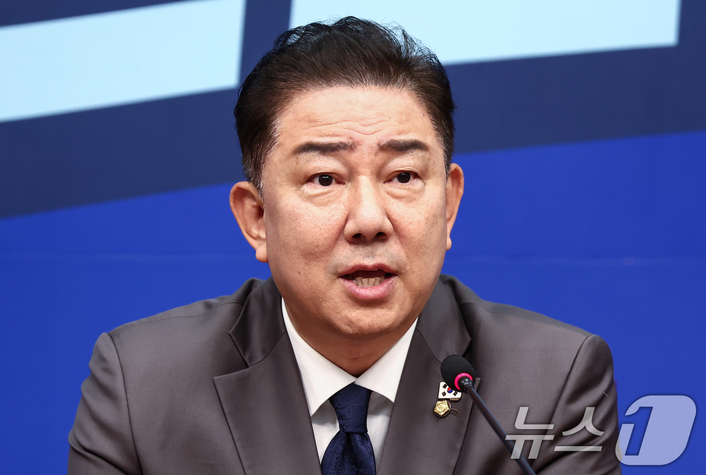 (서울=뉴스1) 김민지 기자 = 김병기 더불어민주당 당대표 직무대행 겸 원내대표가 16일 오전 서울 여의도 국회에서 열린 최고위원회의에서 모두 발언을 하고 있다. 2025.7.16 …
