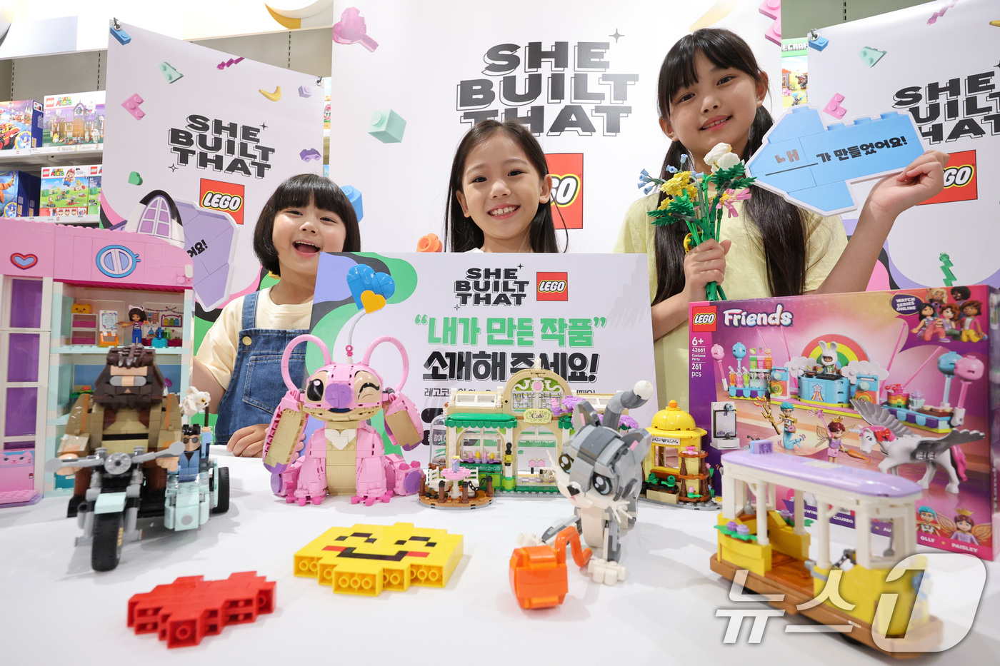 (서울=뉴스1) 신웅수 기자 = 16일 서울 송파구 레고스토어 롯데월드몰 잠실점에서 어린이들이 '내가 만든 작품' 캠페인을 소개하고 있다.레고코리아는 여아들의 창의력과 도전을 응원 …