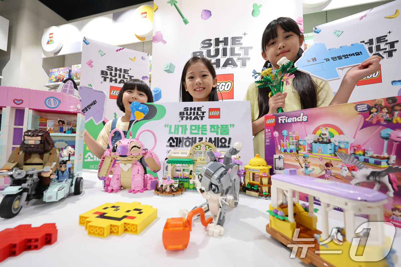 (서울=뉴스1) 신웅수 기자 = 16일 서울 송파구 레고스토어 롯데월드몰 잠실점에서 어린이들이 '내가 만든 작품' 캠페인을 소개하고 있다.레고코리아는 여아들의 창의력과 도전을 응원 …