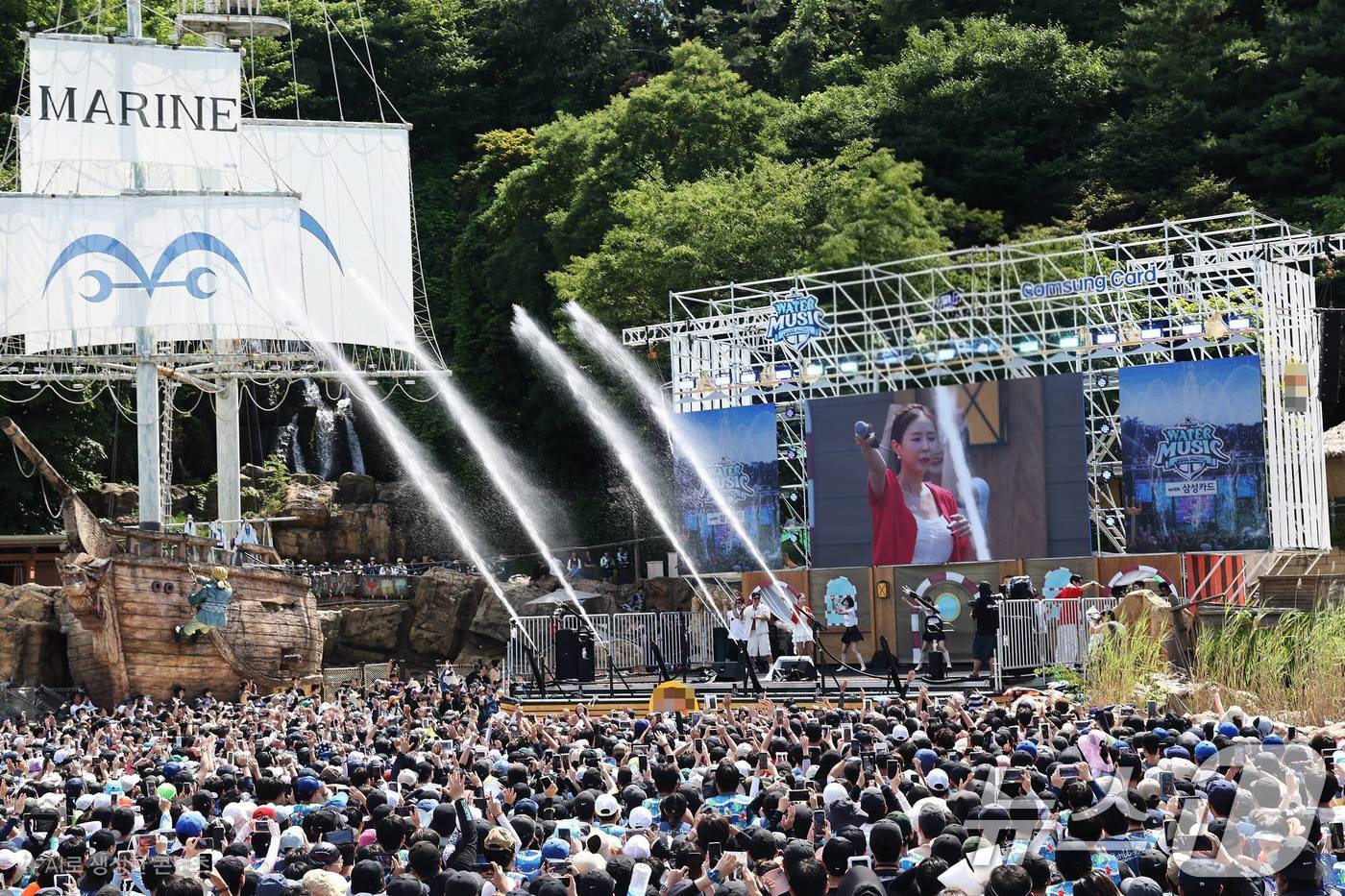 (서울=뉴스1) = 삼성물산 리조트부문은 폭염이 시작된 이달 초부터 최근까지 2주간 에버랜드의 워터파크 캐리비안 베이에 10만명 이상이 방문했다고 16일 밝혔다.사진은 지난 12일 …