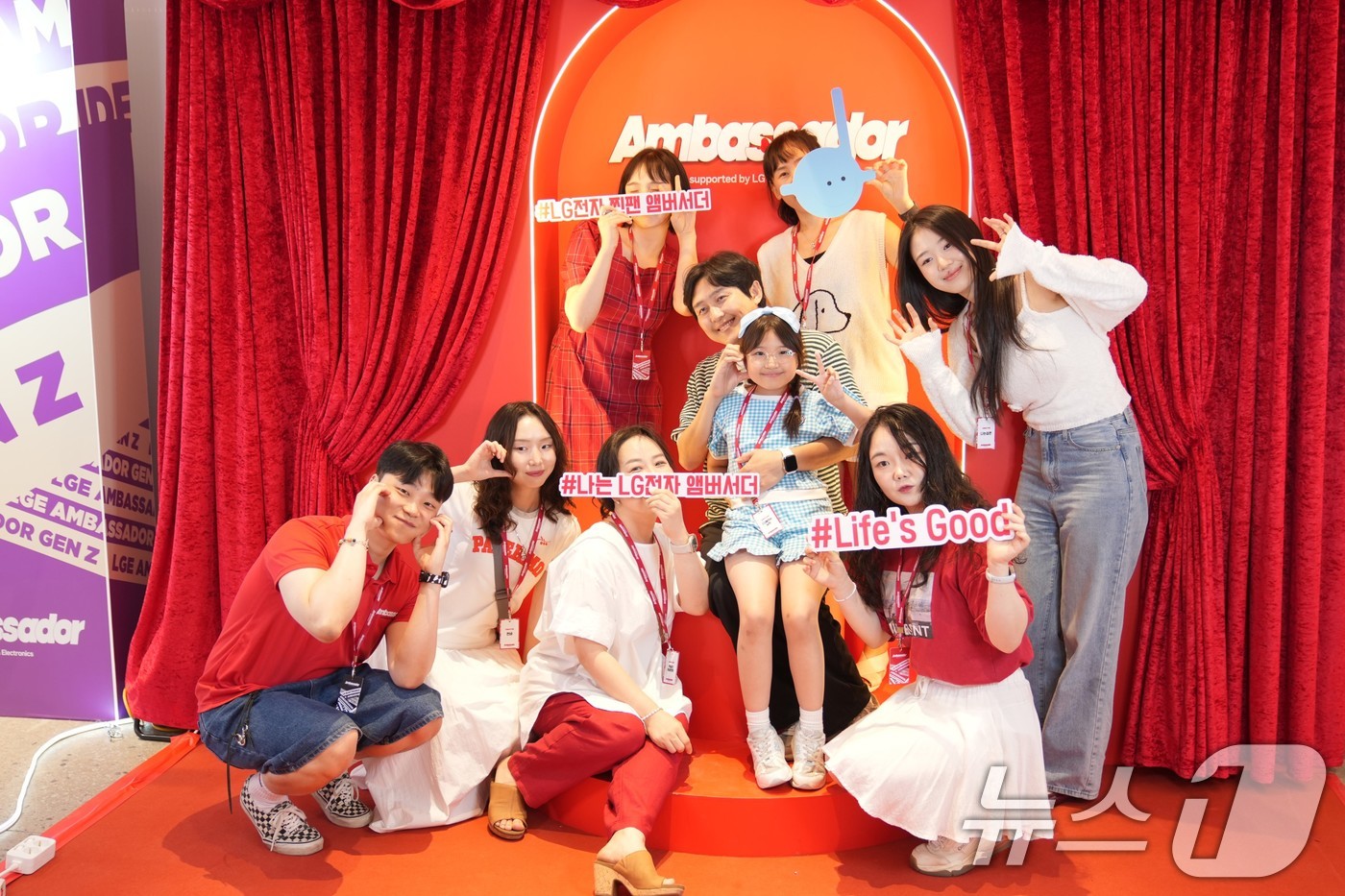 (서울=뉴스1) = LG전자가 지난 12일 서울 성수동에서 크리에이터 파티를 개최했다고 16일 밝혔다.LG전자 앰버서더들이 크리에이터 파티 포토존에서 기념 촬영을 하고 있다. (L …