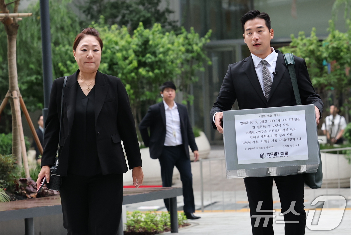 (서울=뉴스1) 오대일 기자 = '명태균 게이트'를 최초 폭로한 전 미래한국연구소 부소장 강혜경 씨가 16일 오전 서울 종로구 KT광화문빌딩에 마련된 김건희 특검에 참고인 신분으로 …