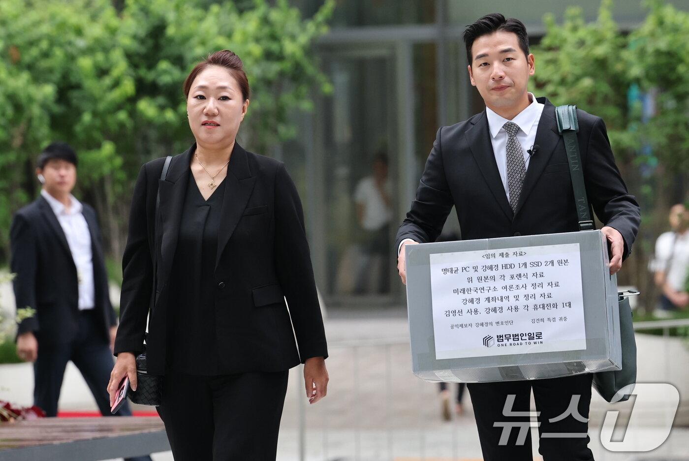 본문 이미지 - &#39;명태균 게이트&#39;를 최초 폭로한 전 미래한국연구소 부소장 강혜경 씨가 16일 오전 서울 종로구 KT광화문빌딩에 마련된 김건희 특검에 참고인 신분으로 조사를 받기 위해 출석하고 있다. 오른쪽은 문건일 변호사. 2025.7.16/뉴스1 ⓒ News1 오대일 기자