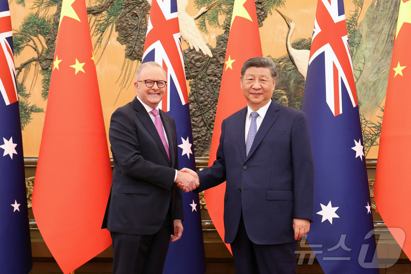 (로이터=뉴스1) 정은지 특파원 = 시진핑 중국 국가주석과 앤서니 앨버니지 호주 총리가 15일 베이징 인민대회당에서 악수를 하고 있다. 2025.07.15ⓒ 로이터=뉴스1