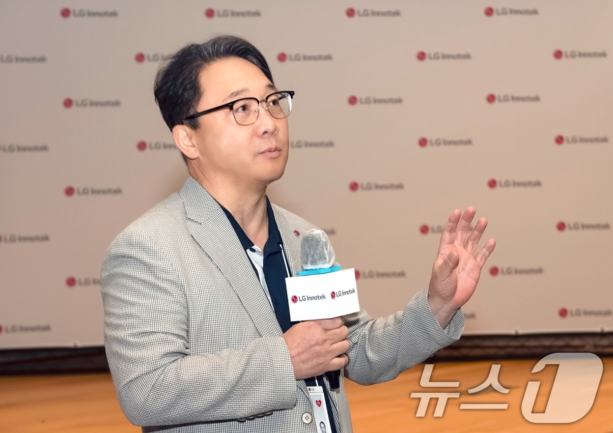 (서울=뉴스1) = LG이노텍은 지난 15일 서울 강서구 마곡 본사에서 '차세대 디지털키 솔루션' 기술 설명회를 개최했다고 16일 밝혔다.유병국 전장부품사업부장(전무)가 환영 인사 …