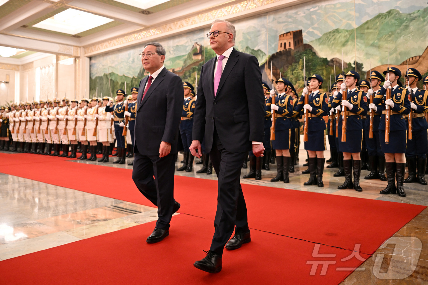 (로이터=뉴스1) 정은지 특파원 = 리창 중국 국무원 총리와 앤서니 앨버니지 호주 총리가 15일 베이징 인민대회당에서 열린 환영 행사에 참석하고 있다. 2025.07.15ⓒ 로이터 …