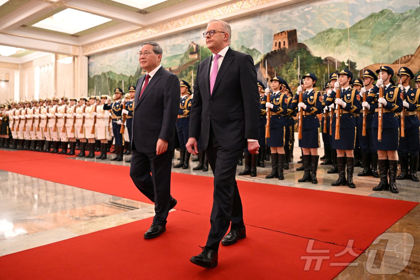 본문 이미지 - 리창 중국 국무원 총리와 앤서니 앨버니지 호주 총리가 15일 베이징 인민대회당에서 열린 환영 행사에 참석하고 있다. 2025.07.15 ⓒ 로이터=뉴스1 ⓒ News1 정은지 특파원