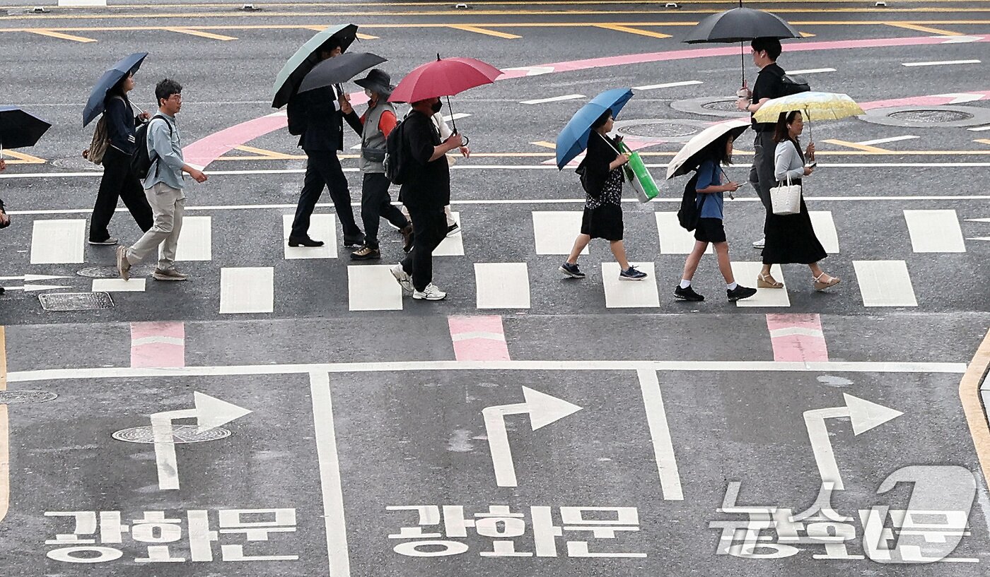 본문 이미지 - 오후부터 전국적인 장마가 예보된 16일 서울 시내에서 시민들이 우산을 쓰고 발걸음을 서두르고 있다. 2025.7.16/뉴스1 ⓒ News1 이동해 기자
