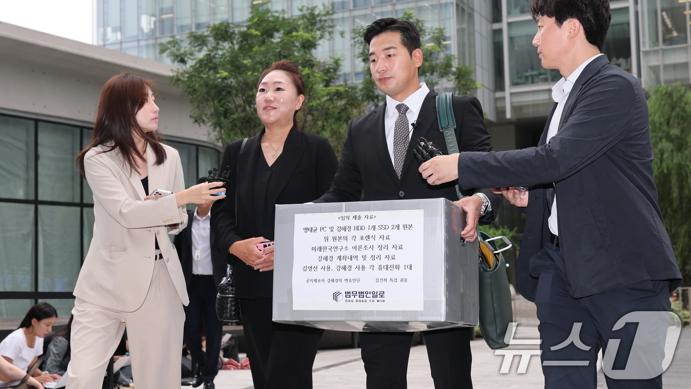 (서울=뉴스1) 오대일 기자 = '명태균 게이트'를 최초 폭로한 전 미래한국연구소 부소장 강혜경 씨가 16일 오전 서울 종로구 KT광화문빌딩에 마련된 김건희 특검에 참고인 신분으로 …
