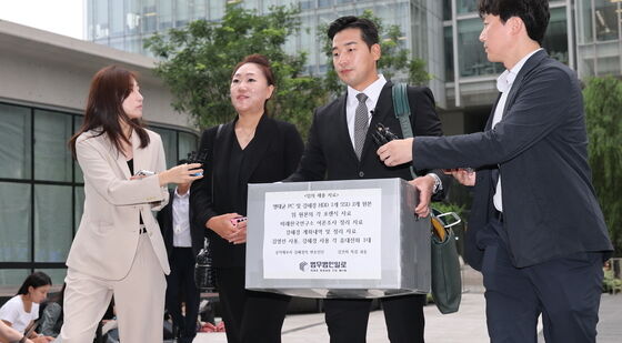 강혜경, 김건희 특검에 자료 들고 출석