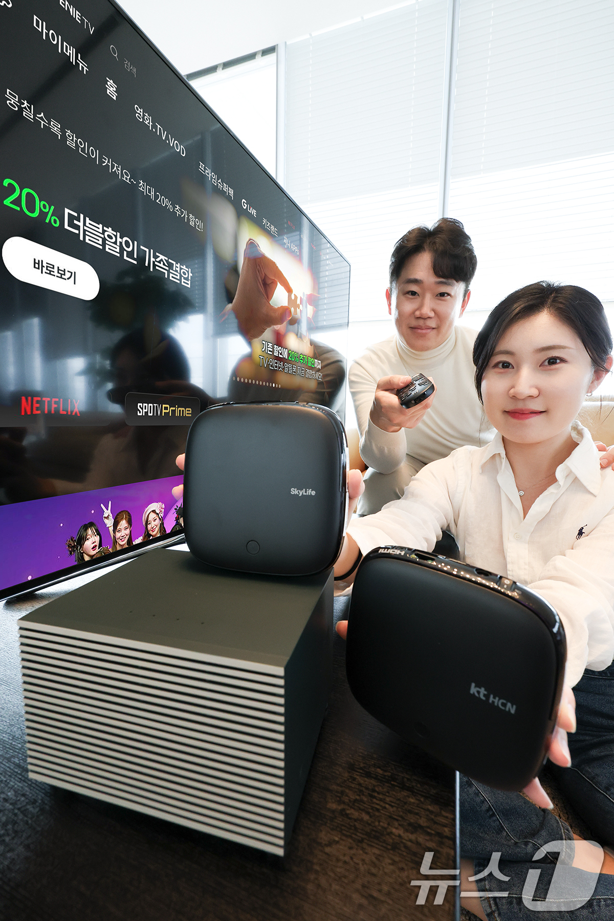 (서울=뉴스1) = KT가 그룹사와의 미디어 플랫폼 기술 협력을 강화하며 그룹 미디어 시너지 확대에 나섰다고 16일 밝혔다.모델들이 ipit TV 화면 앞에서 kt skylife와 …