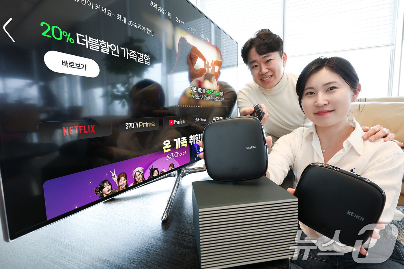 (서울=뉴스1) = KT가 그룹사와의 미디어 플랫폼 기술 협력을 강화하며 그룹 미디어 시너지 확대에 나섰다고 16일 밝혔다.모델들이 ipit TV 화면 앞에서 kt skylife와 …