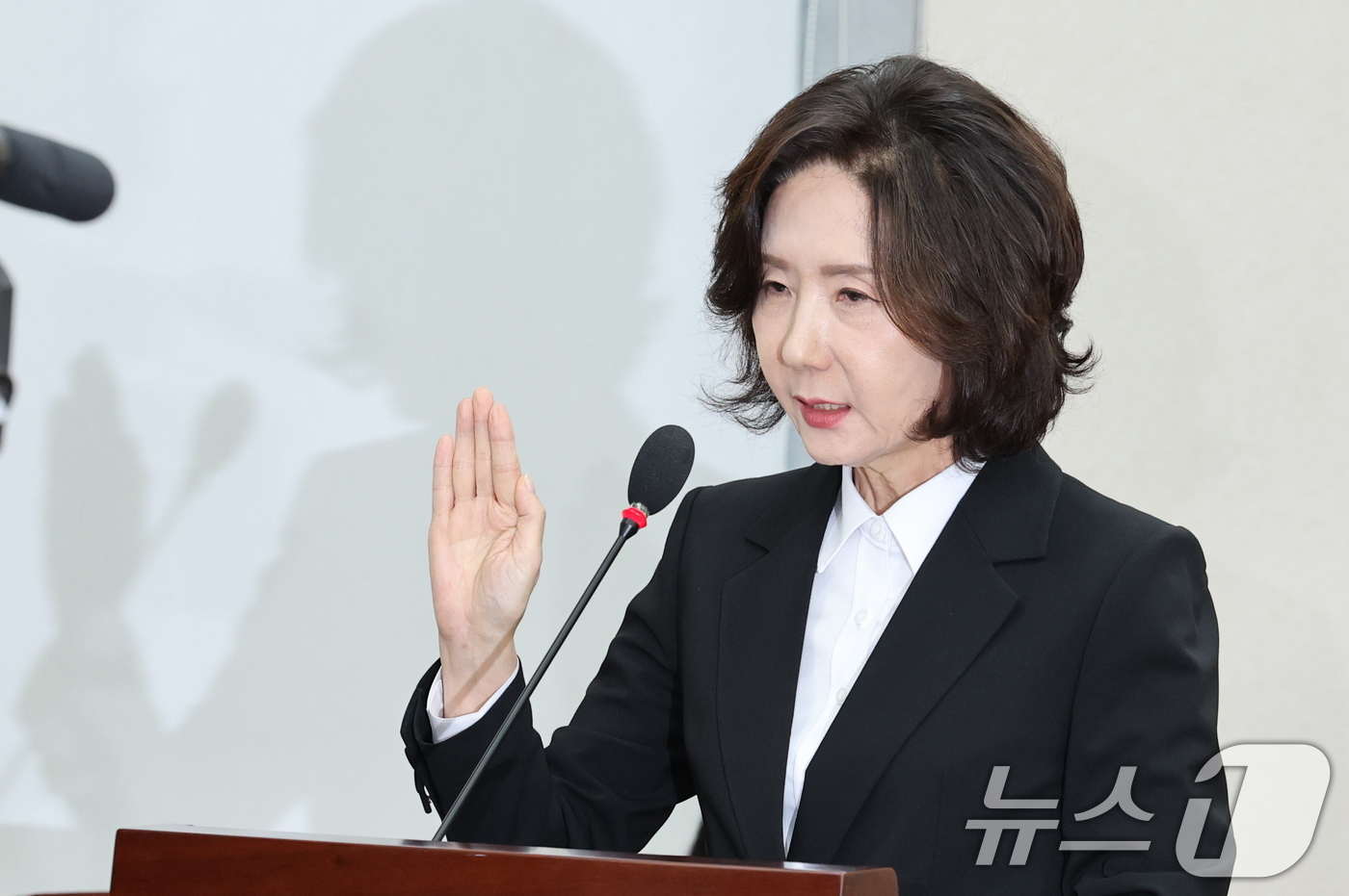 (서울=뉴스1) 유승관 기자 = 이진숙 사회부총리 겸 교육부 장관 후보자가 16일 오전 서울 여의도 국회 교육위원회에서 열린 인사청문회에 출석해 선서를 하고 있다. 2025.7.1 …