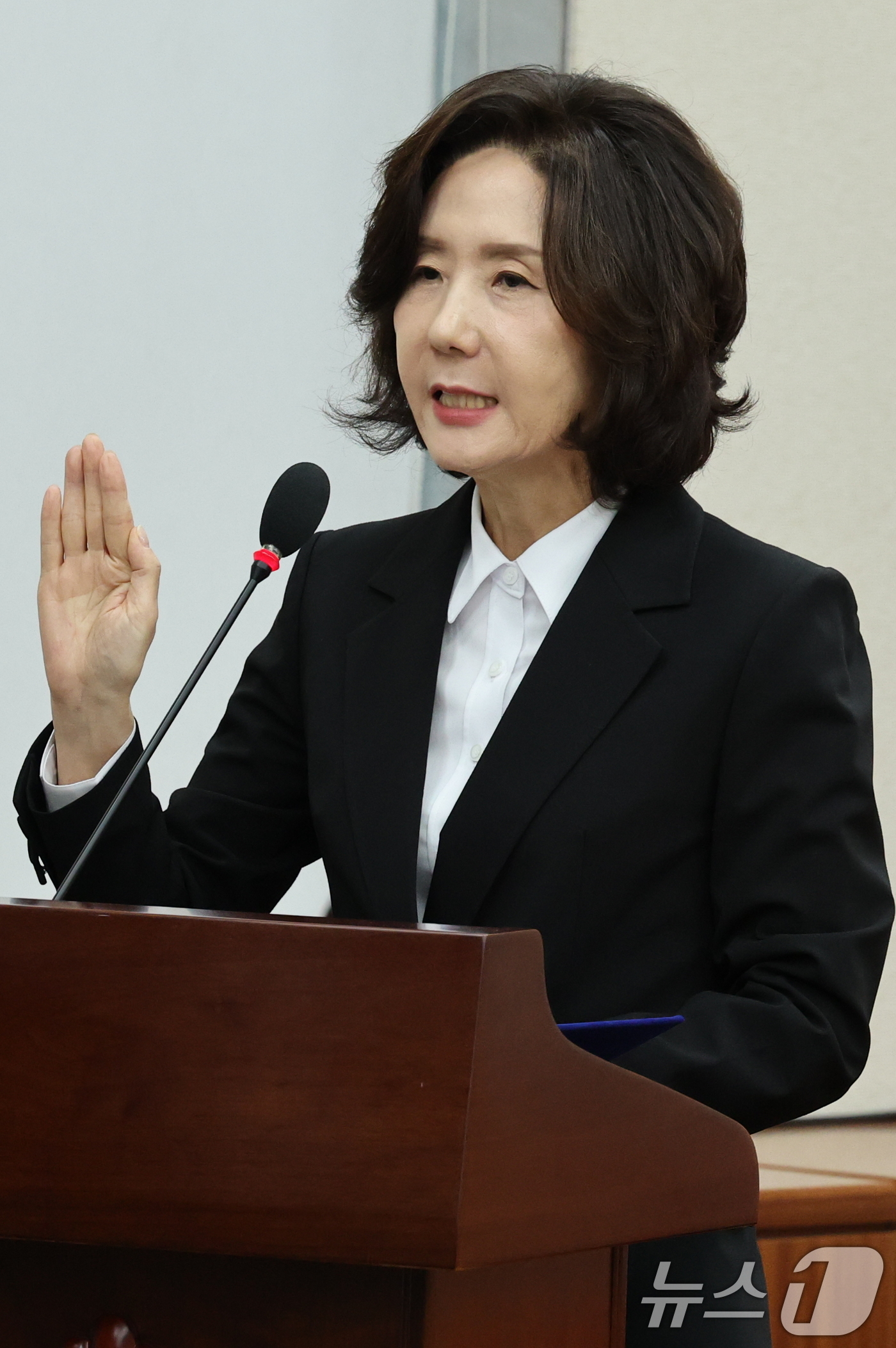(서울=뉴스1) 유승관 기자 = 이진숙 사회부총리 겸 교육부 장관 후보자가 16일 오전 서울 여의도 국회 교육위원회에서 열린 인사청문회에 출석해 선서를 하고 있다. 2025.7.1 …