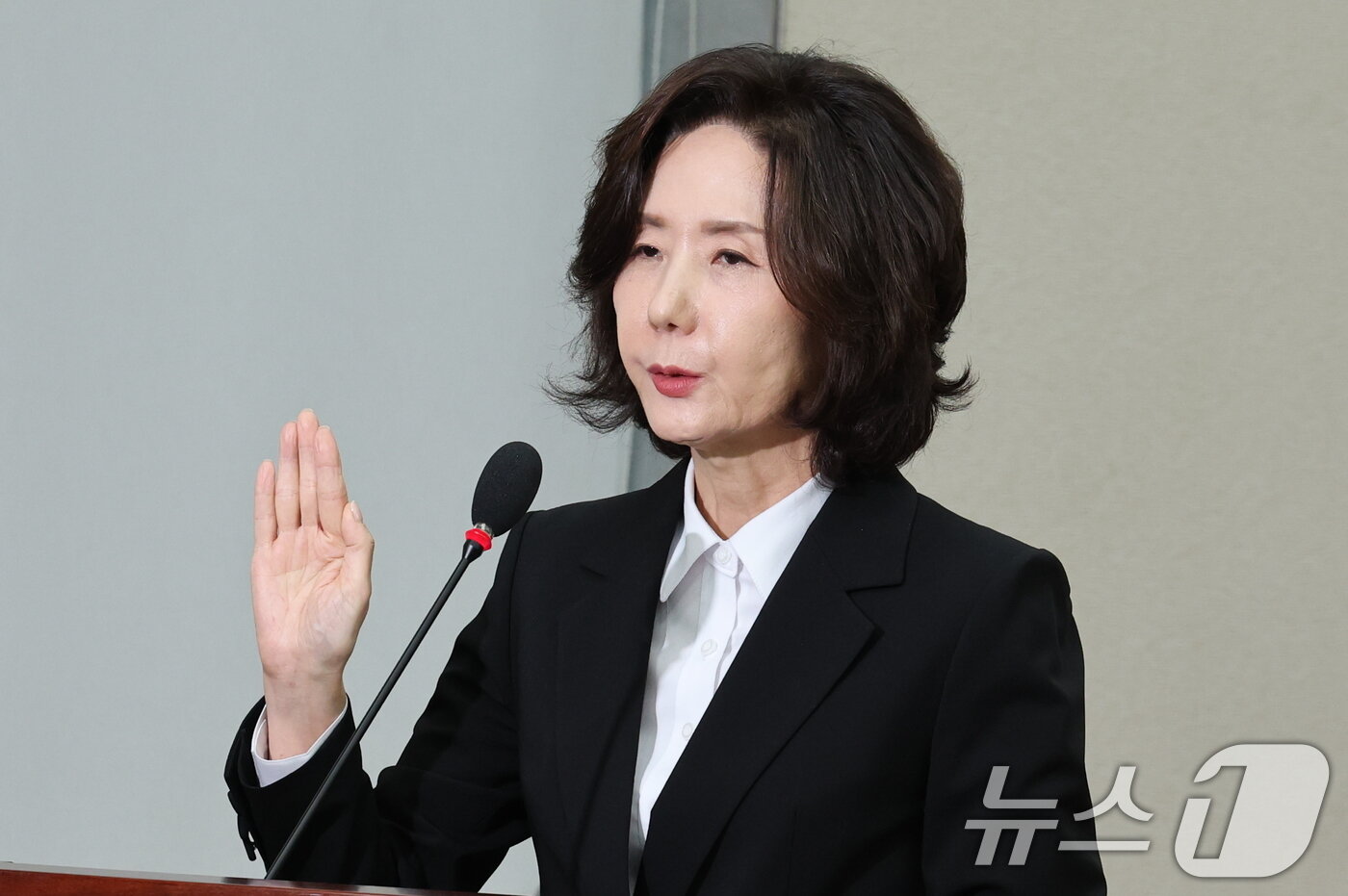 본문 이미지 - 이진숙 사회부총리 겸 교육부 장관 후보자가 16일 오전 서울 여의도 국회 교육위원회에서 열린 인사청문회에 출석해 선서를 하고 있다. 2025.7.16/뉴스1 ⓒ News1 유승관 기자