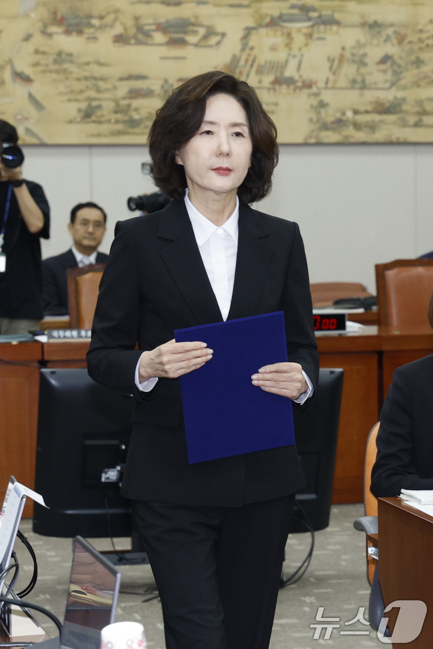 (서울=뉴스1) 안은나 기자 = 이진숙 사회부총리 겸 교육부 장관 후보자가 16일 오전 서울 여의도 국회 교육위원회에서 열린 인사청문회에 출석해 선서 후 선서문을 제출하기 위해 김 …