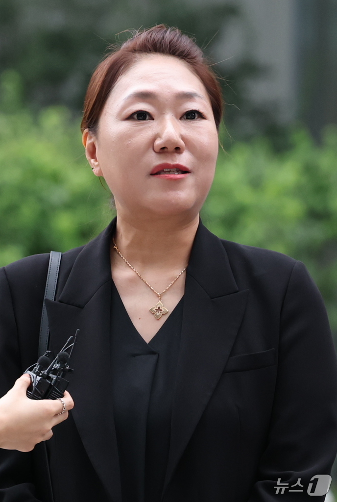 (서울=뉴스1) 오대일 기자 = '명태균 게이트'를 최초 폭로한 전 미래한국연구소 부소장 강혜경 씨가 16일 오전 서울 종로구 KT광화문빌딩에 마련된 김건희 특검에 참고인 신분으로 …