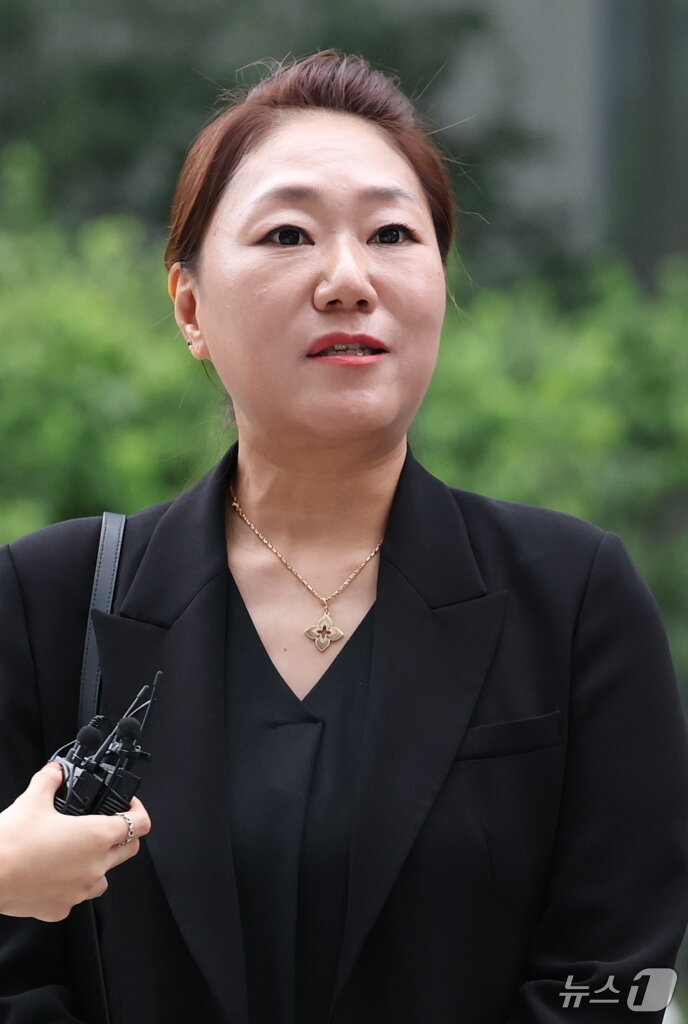 본문 이미지 - &#39;명태균 게이트&#39;를 최초 폭로한 전 미래한국연구소 부소장 강혜경 씨가 16일 오전 서울 종로구 KT광화문빌딩에 마련된 김건희 특검에 참고인 신분으로 조사를 받기 위해 출석하며 취재진의 질문에 답변하고 있다. 2025.7.16/뉴스1 ⓒ News1 오대일 기자