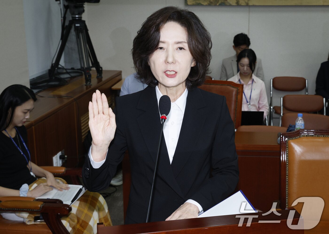 본문 이미지 - 이진숙 사회부총리 겸 교육부 장관 후보자가 16일 오전 서울 여의도 국회 교육위원회에서 열린 인사청문회에 출석해 선서를 하고 있다. 2025.7.16/뉴스1 ⓒ News1 안은나 기자