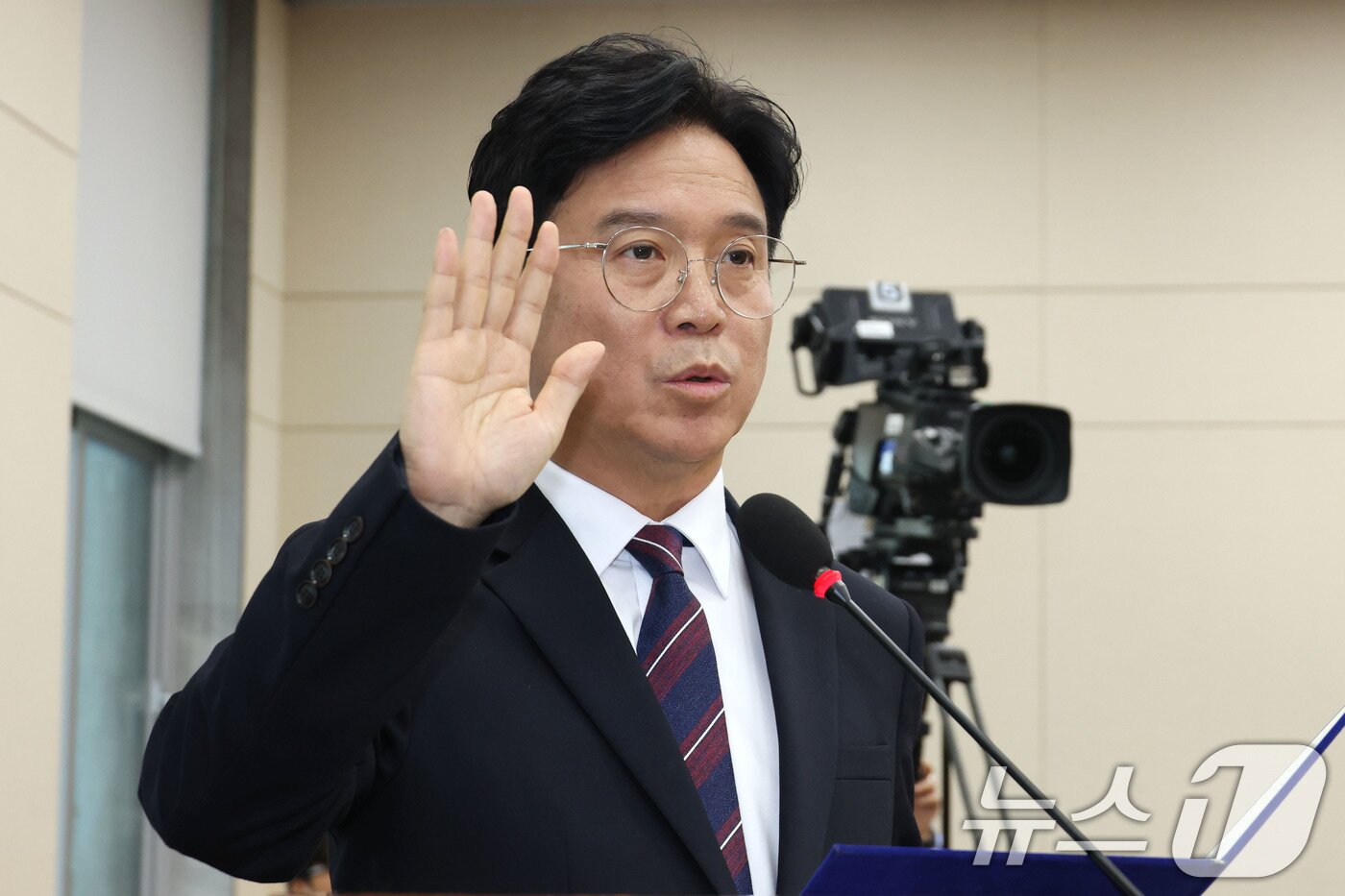 본문 이미지 - 김영훈 고용노동부 장관 후보자가 16일 오전 서울 여의도 국회 환경노동위원회 전체회의장에서 열린 인사청문회에 출석해 선서하고 있다. 2025.7.16/뉴스1 ⓒ News1 이광호 기자