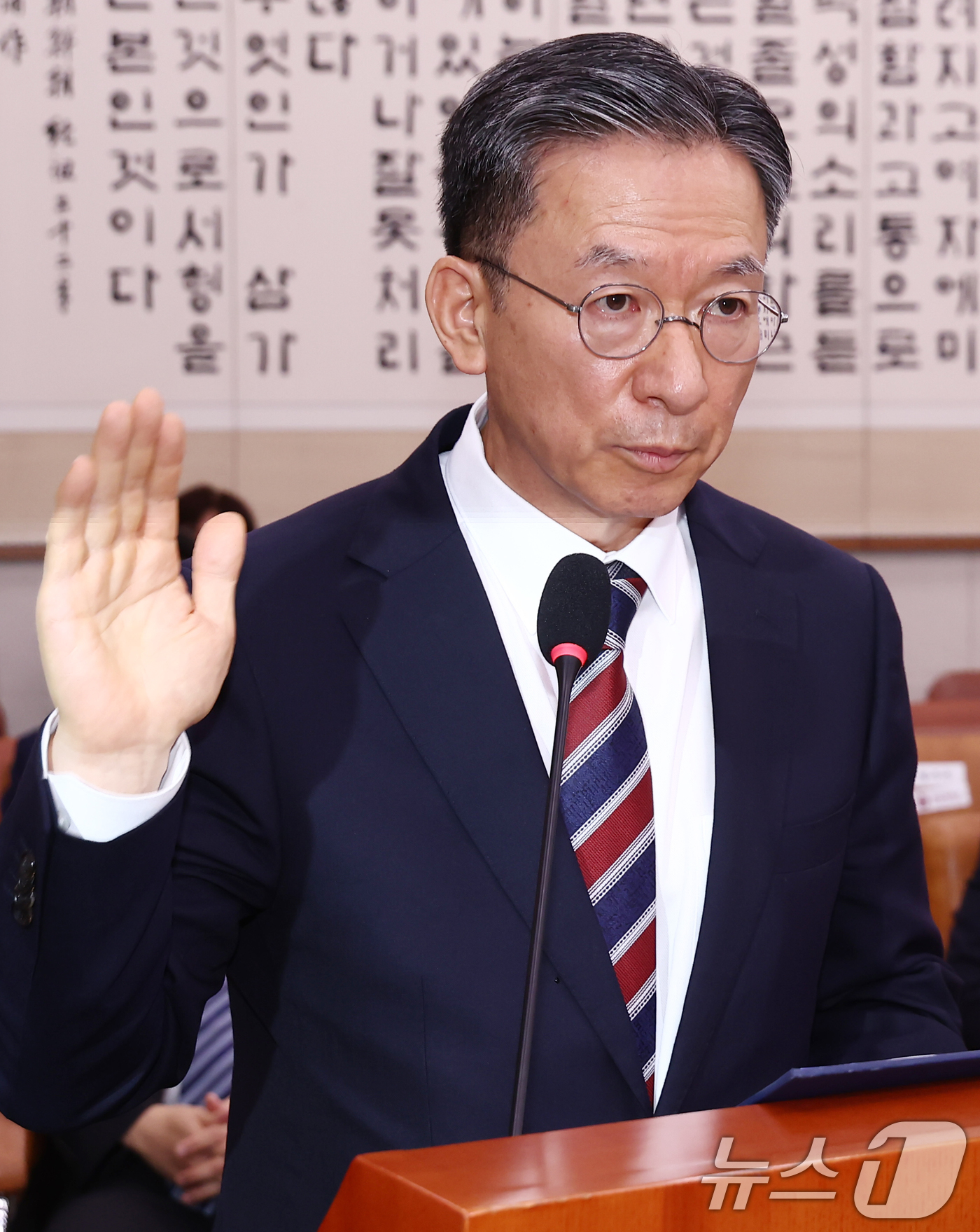 (서울=뉴스1) 김민지 기자 = 정성호 법무부 장관 후보자가 16일 오전 서울 여의도 국회 법제사법위원회에서 열린 법무부 장관 후보자 인사청문회에서 선서하고 있다. 2025.7.1 …