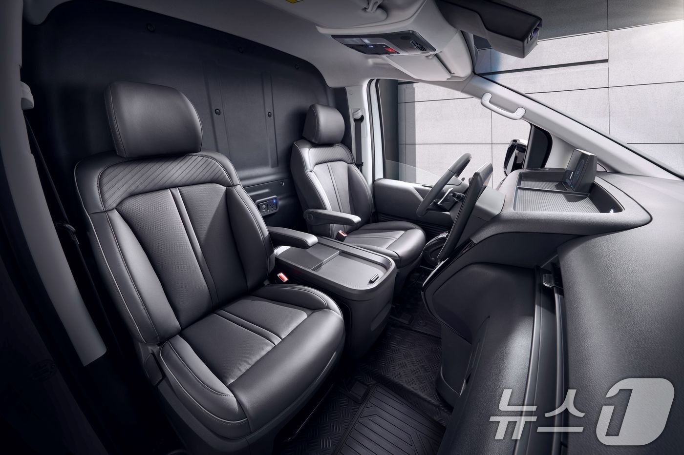 (서울=뉴스1) = 현대자동차가 전동화 비즈니스 플랫폼 ST1의 상품성을 강화하고 경제형 트림을 추가한 연식 변경 모델 '2026 ST1'을 16일 출시했다.사진은 '2026 ST …