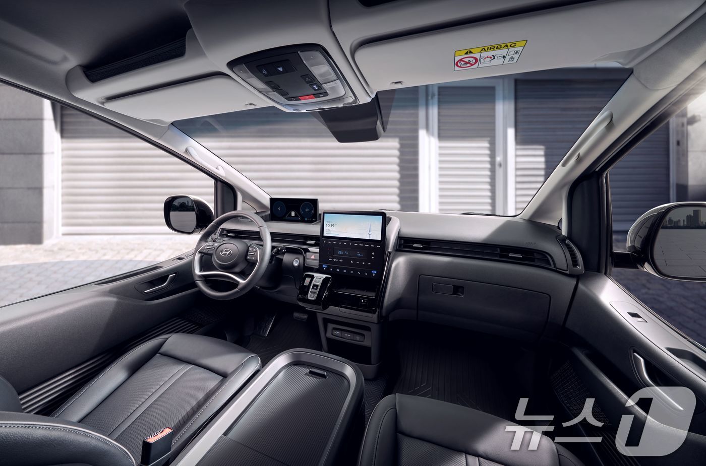 (서울=뉴스1) = 현대자동차가 전동화 비즈니스 플랫폼 ST1의 상품성을 강화하고 경제형 트림을 추가한 연식 변경 모델 '2026 ST1'을 16일 출시했다.사진은 '2026 ST …