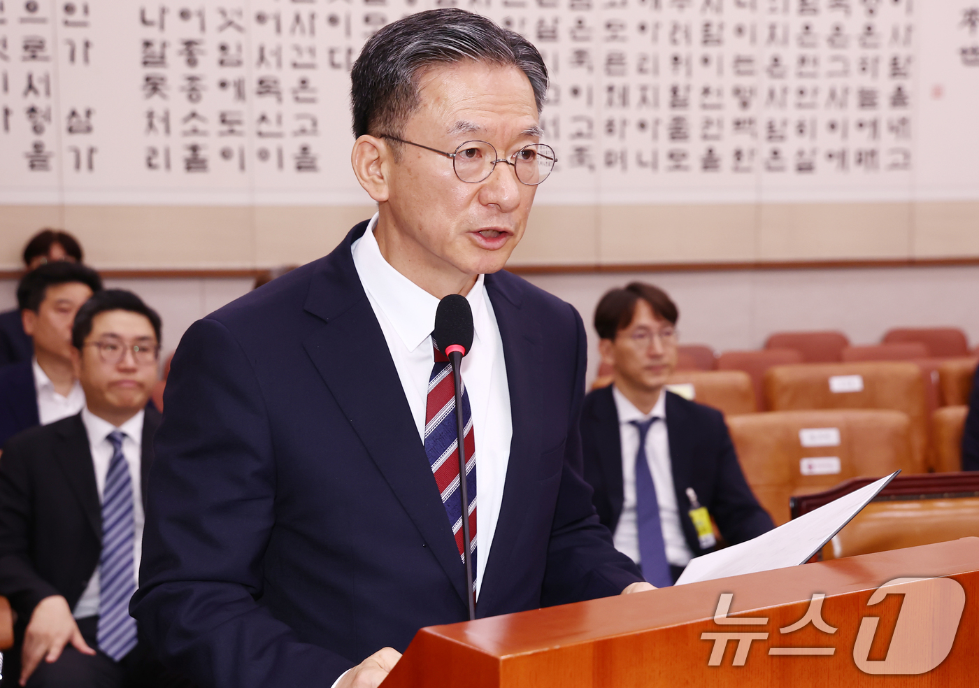 (서울=뉴스1) 김민지 기자 = 정성호 법무부 장관 후보자가 16일 오전 서울 여의도 국회 법제사법위원회에서 열린 법무부 장관 후보자 인사청문회에서 인사말을 하고 있다. 2025. …