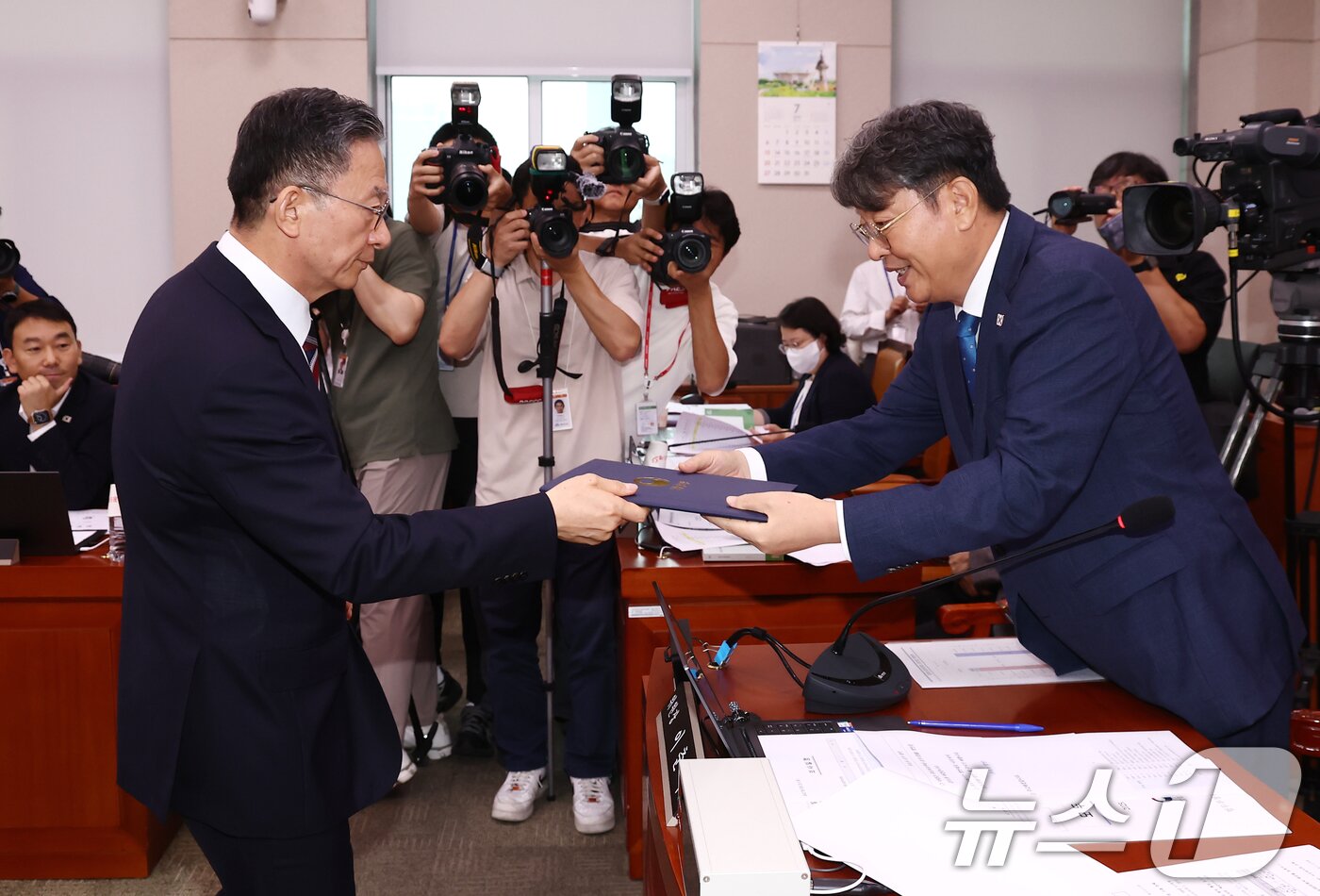 본문 이미지 - 정성호 법무부 장관 후보자가 16일 오전 서울 여의도 국회 법제사법위원회에서 열린 법무부 장관 후보자 인사청문회에서 이춘석 법사위원장에게 선서문을 전달하고 있다. 2025.7.16/뉴스1 ⓒ News1 김민지 기자