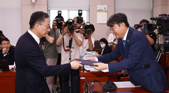 선서문 제출하는 정성호 법무부 장관 후보자