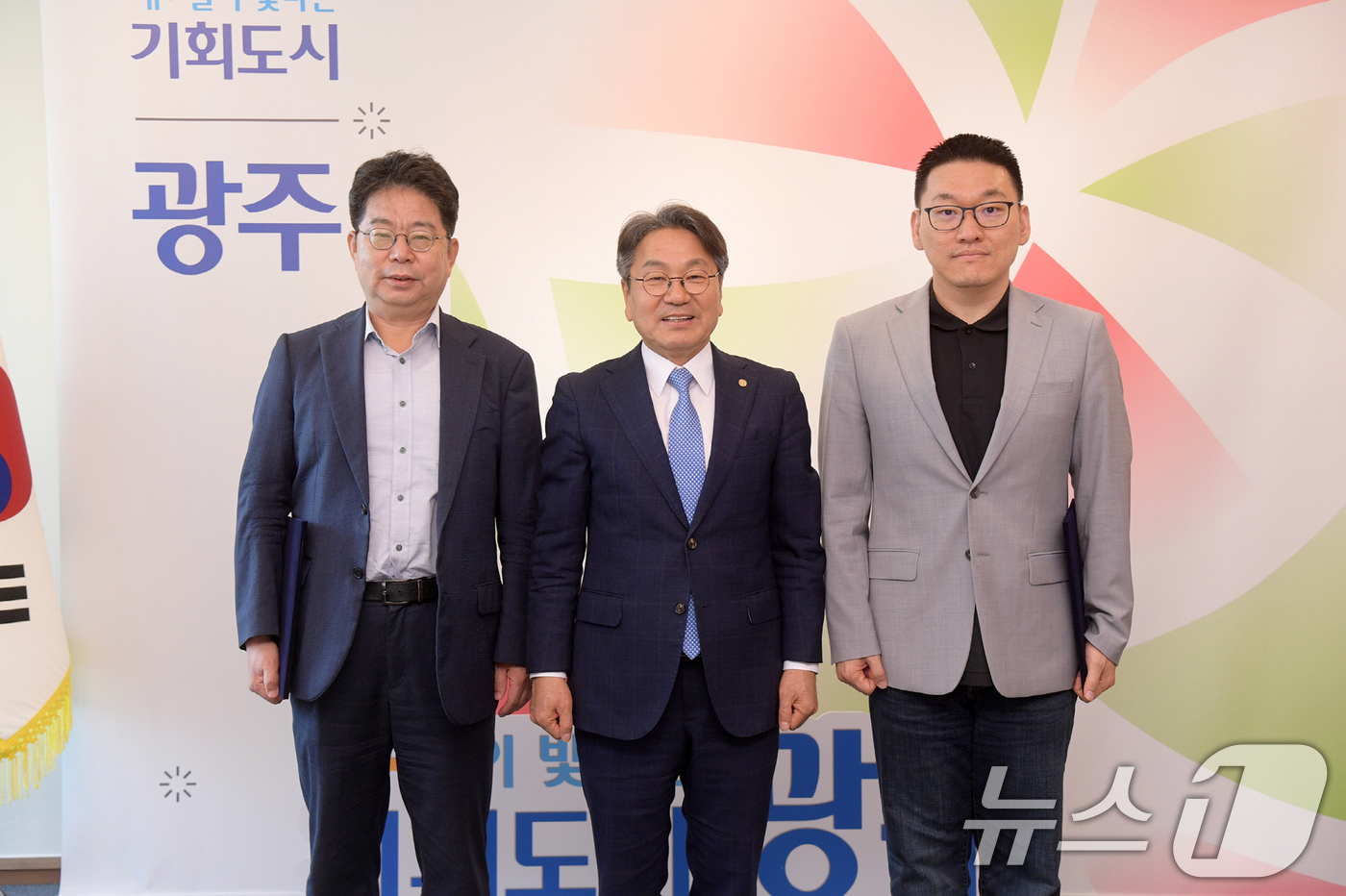 (광주=뉴스1) 박준배 기자 = 강기정 광주시장(가운데)이 15일 시청 접견실에서 광주시 AI총괄정책자문관인 박성현 리벨리온 대표(오른쪽)와 빅데이터총괄정책자문관인 나명환 전남대학 …